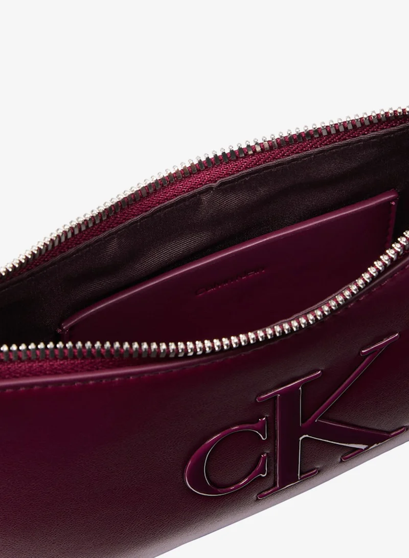 كالفن كلاين حقيبة كتف صغيرة بشعار